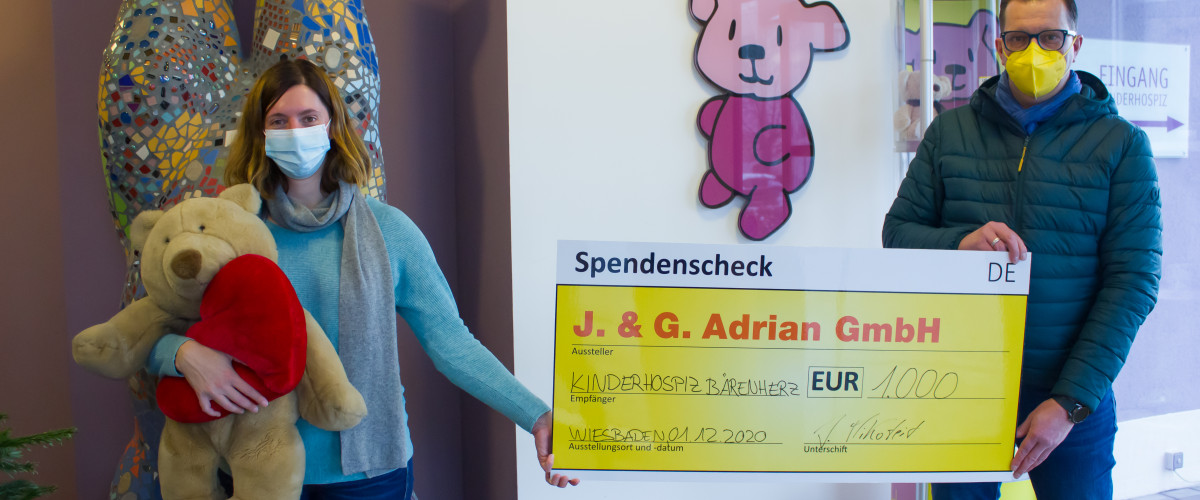 Übergabe symbolischer Spendenscheck an das Kinderhospiz Bärernherz Wiesbaden