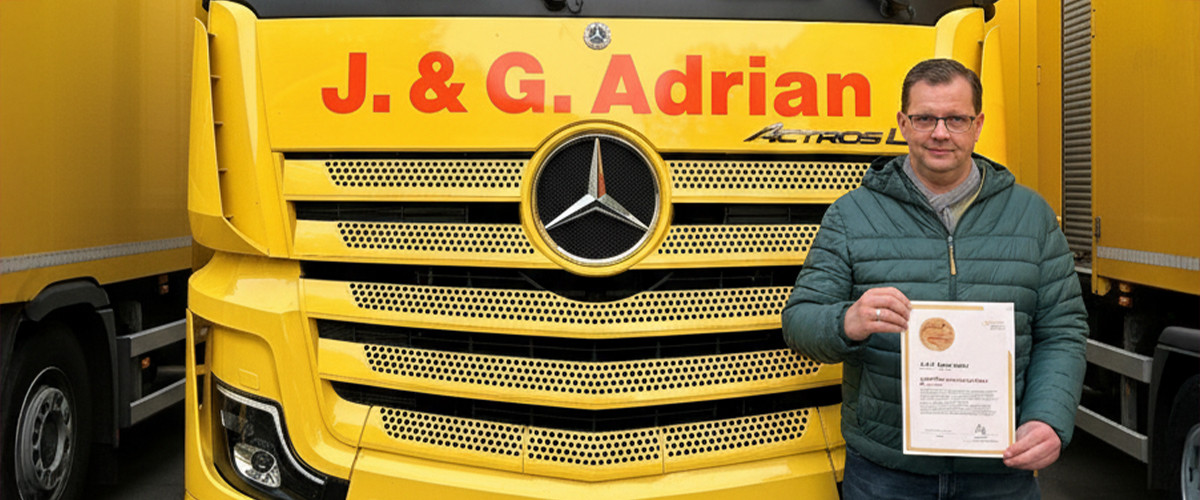 Jens Mikoteit mit dem AMÖ-Zertifikat in den Händen vor dem Adrian-LKW Jens Mikoteit mit dem AMÖ-Zertifikat in den Händen vor dem Adrian-LKW
