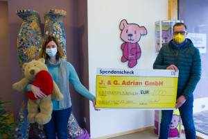 Übergabe symbolischer Spendenscheck Kinderhospiz Bärenherz