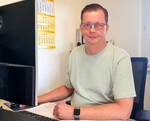Der langjährige Höhne-Grass Kollege Jens Mikoteit sitzt lächelnd an seinem Schreibtisch im Büro des Umzugsunternehmens Der langjährige Höhne-Grass Kollege Jens Mikoteit sitzt lächelnd an seinem Schreibtisch im Büro des Umzugsunternehmens