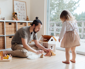Vater spielt mit seiner Tochter mit Bauklötzen Vater spielt mit seiner Tochter mit Bauklötzen