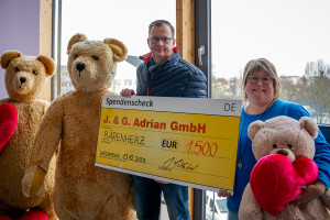 Spendenübergabe von Jens Mikoteit an Silke Moyer vom Kinderhospiz Bärenherz