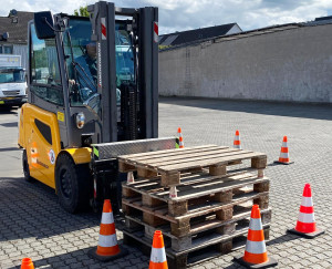 Staplerunterweisung: Staplerfahrer übt das richtige Absetzen von Paletten