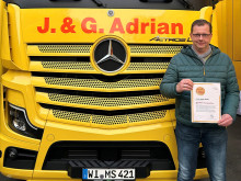 Jens Mikoteit (Betriebsleiter) mit dem AMÖ-Zertifikat vor einem Adrian-LKW