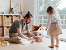 Vater spielt mit seiner Tochter mit Bauklötzen