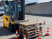 Staplerunterweisung: Staplerfahrer übt das richtige Absetzen von Paletten